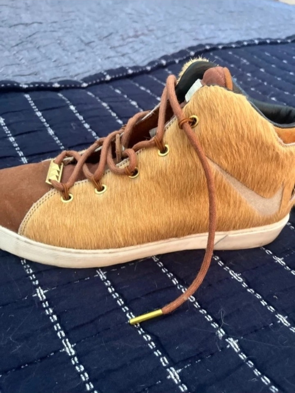 Nike Men's Tan/Brown Fur-Accent Low-Top Sneakers
